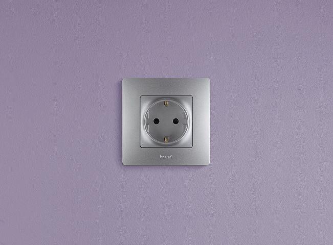 Legrand Etika Алюминий Розетка с/з со шторками, винтовые клеммы, 16А, 250 В