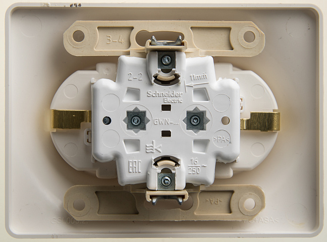 Systeme Electric Glossa Перламутр Розетка 2-ая с/з со шторками, 16А (в сборе)